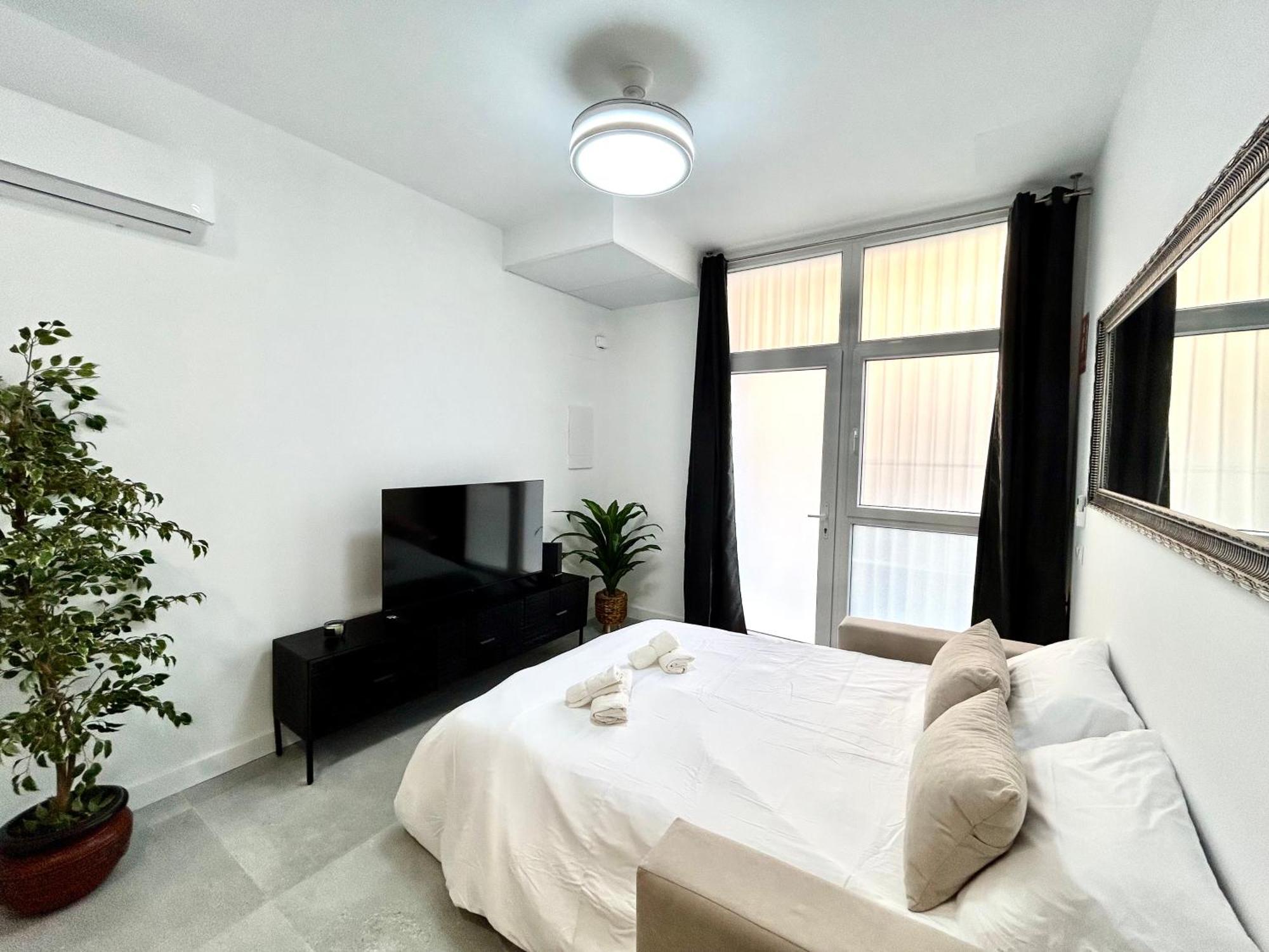 Comfort Near Metro, 2 Bed, 1 Bath Apartment *