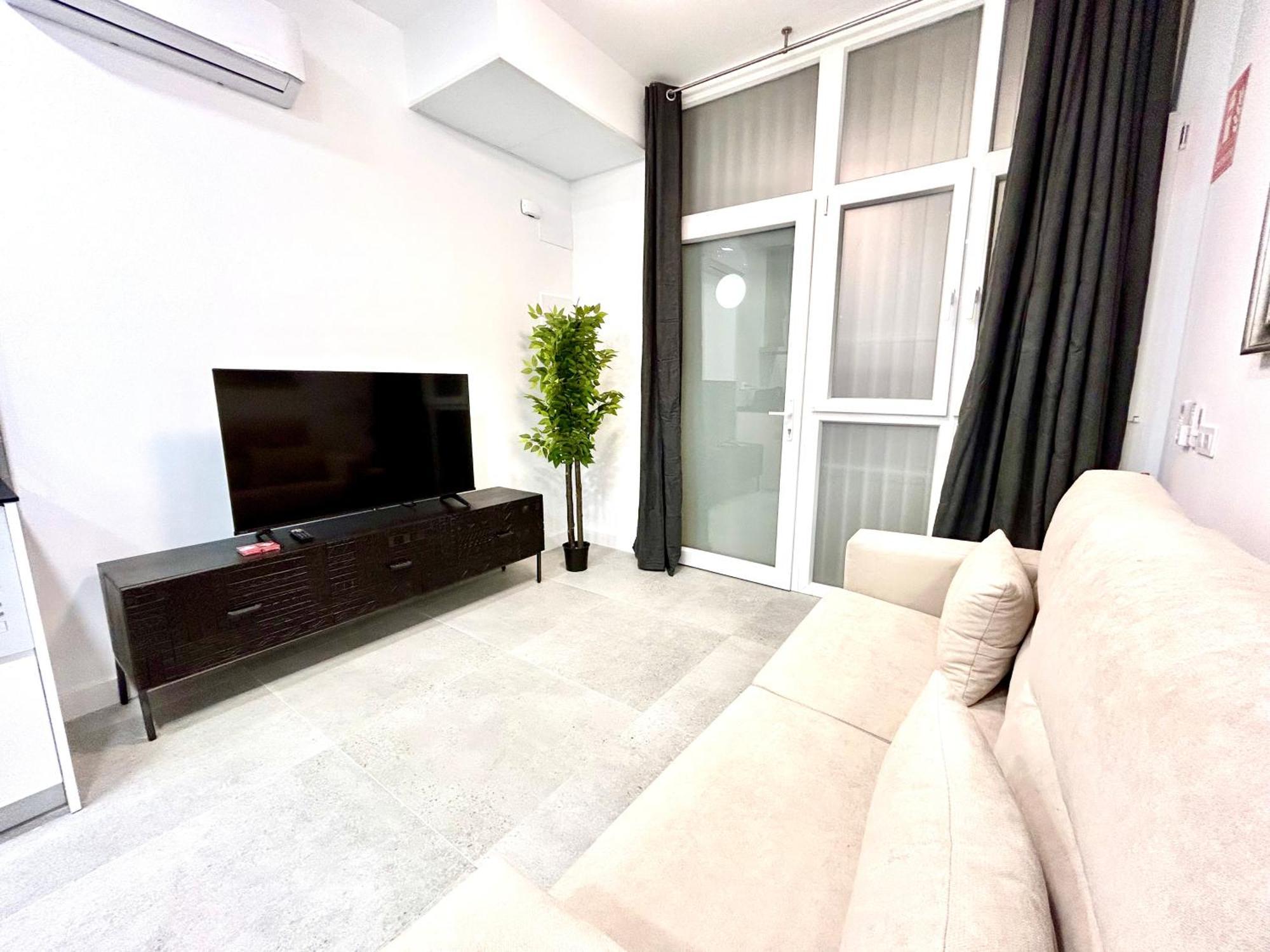 Comfort Near Metro, 2 Bed, 1 Bath *