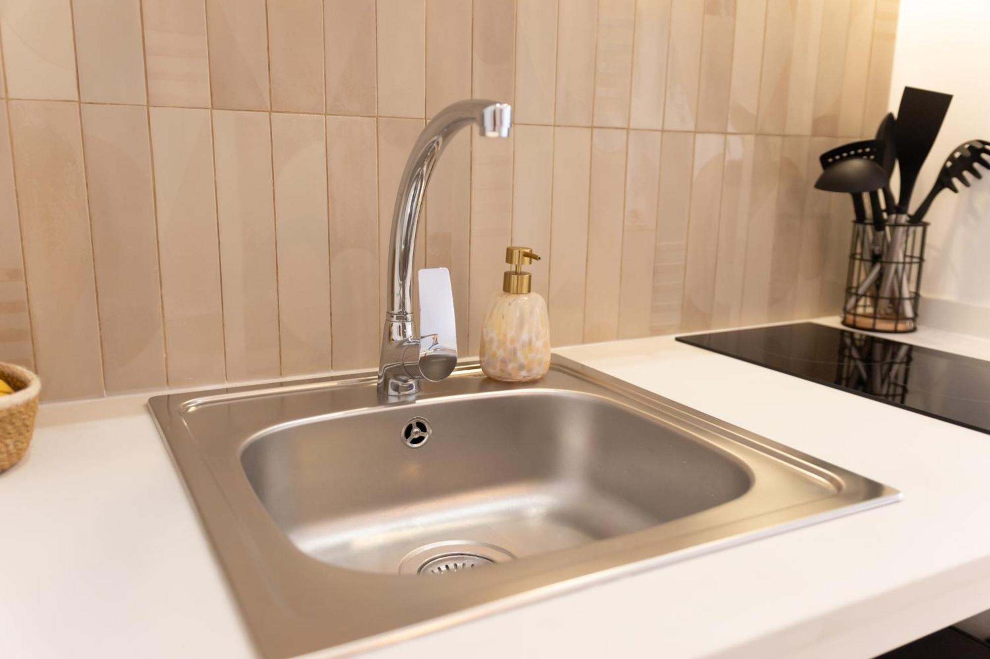 New! Luxury & Close To Metro! Between & Center Apartamento