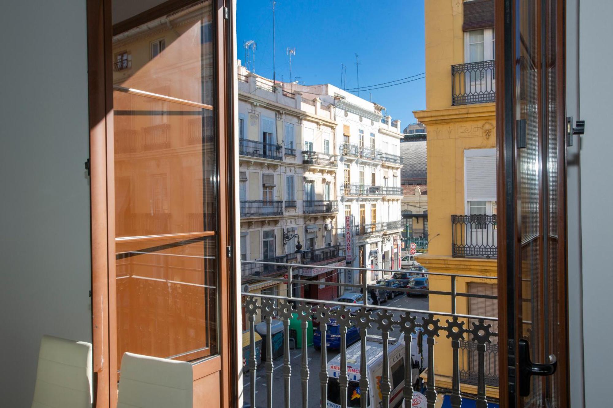 Singularstays Center Apartment