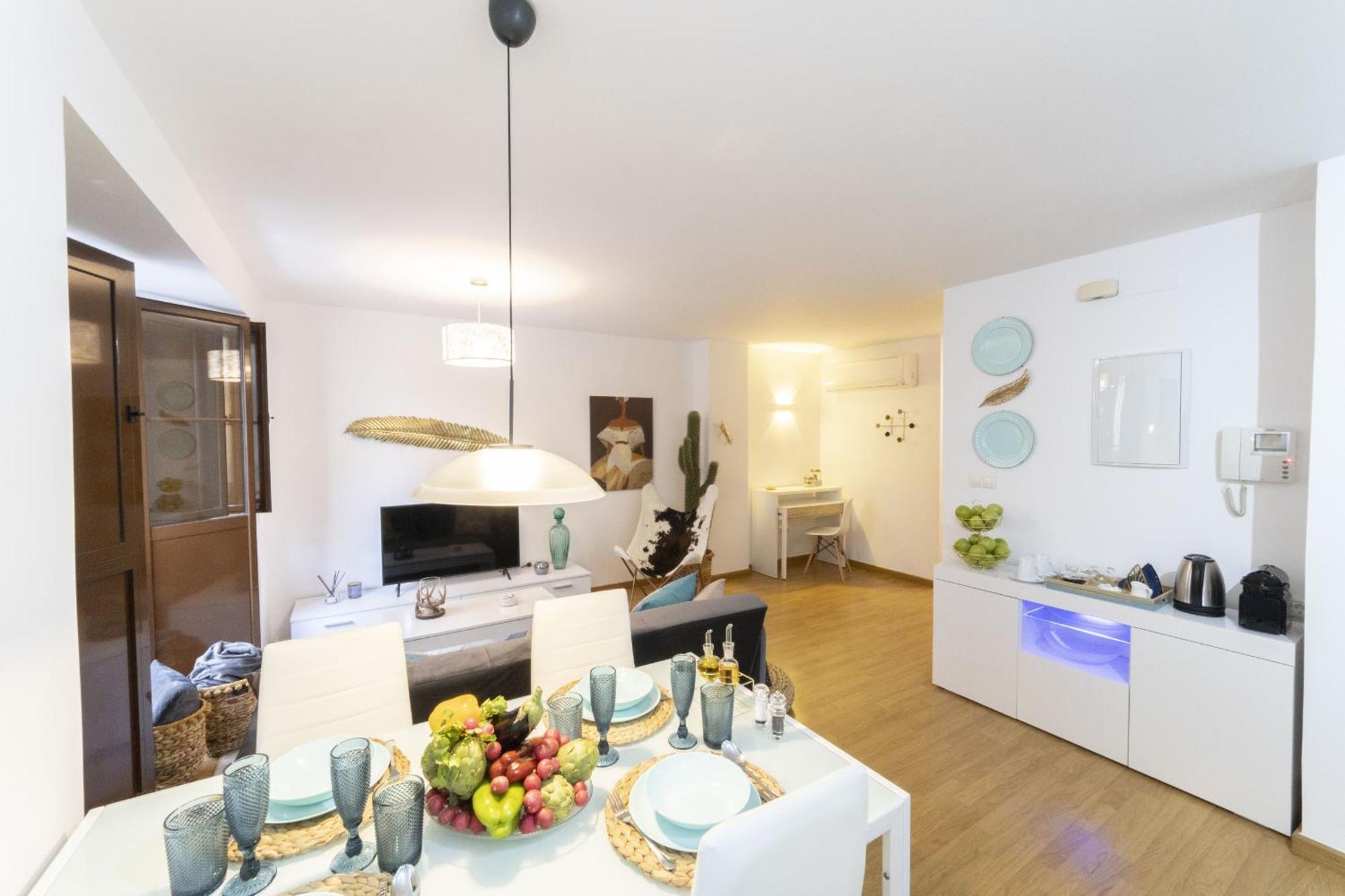 Singularstays Center Apartment