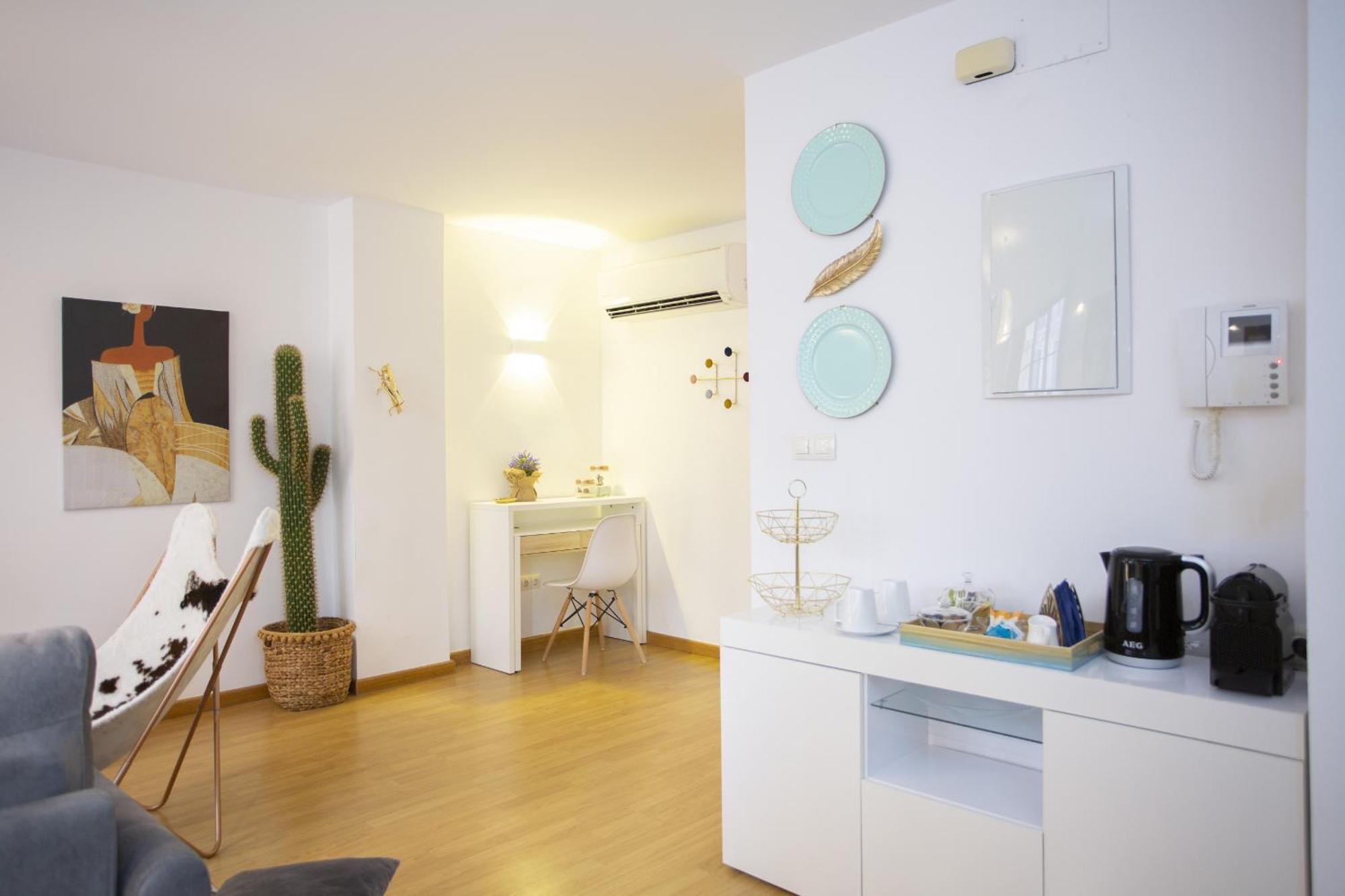 Singularstays Center Apartment