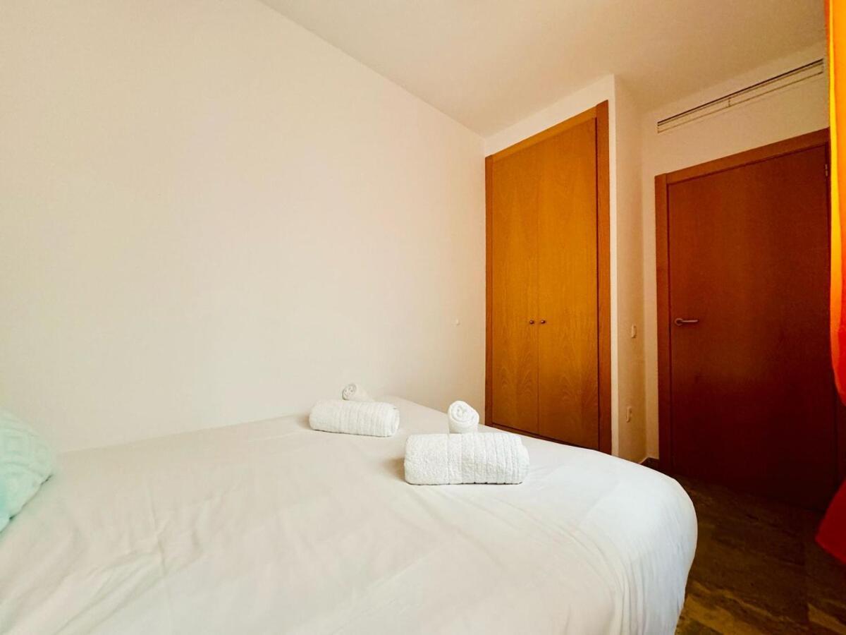 Abat 2 Cool & Wide Flat Next To The Cathedral *