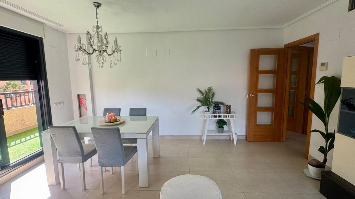 300 M From The ,parking , Breakfast