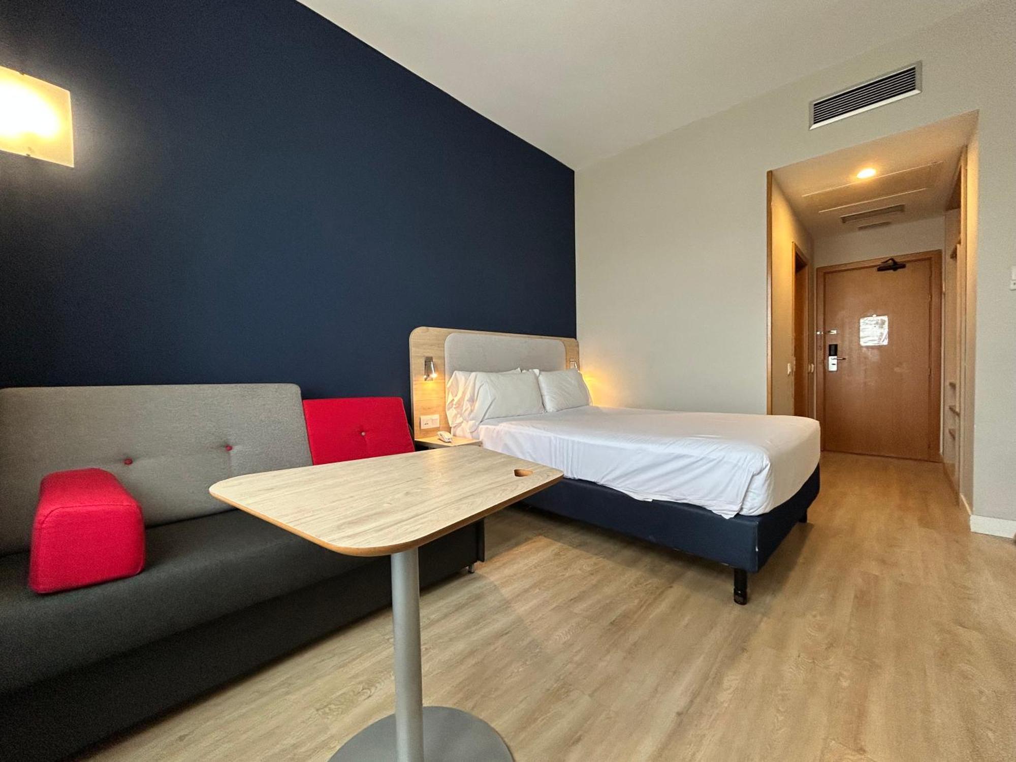 Hotel Express Ciudad De Ciencias, An Ihg 3*