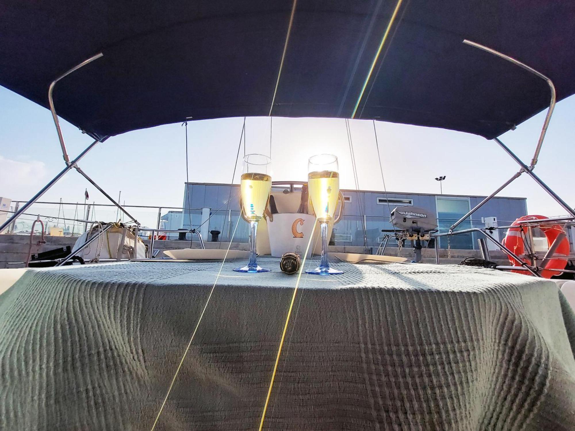 On A Sailing Boat In Hotel en barco