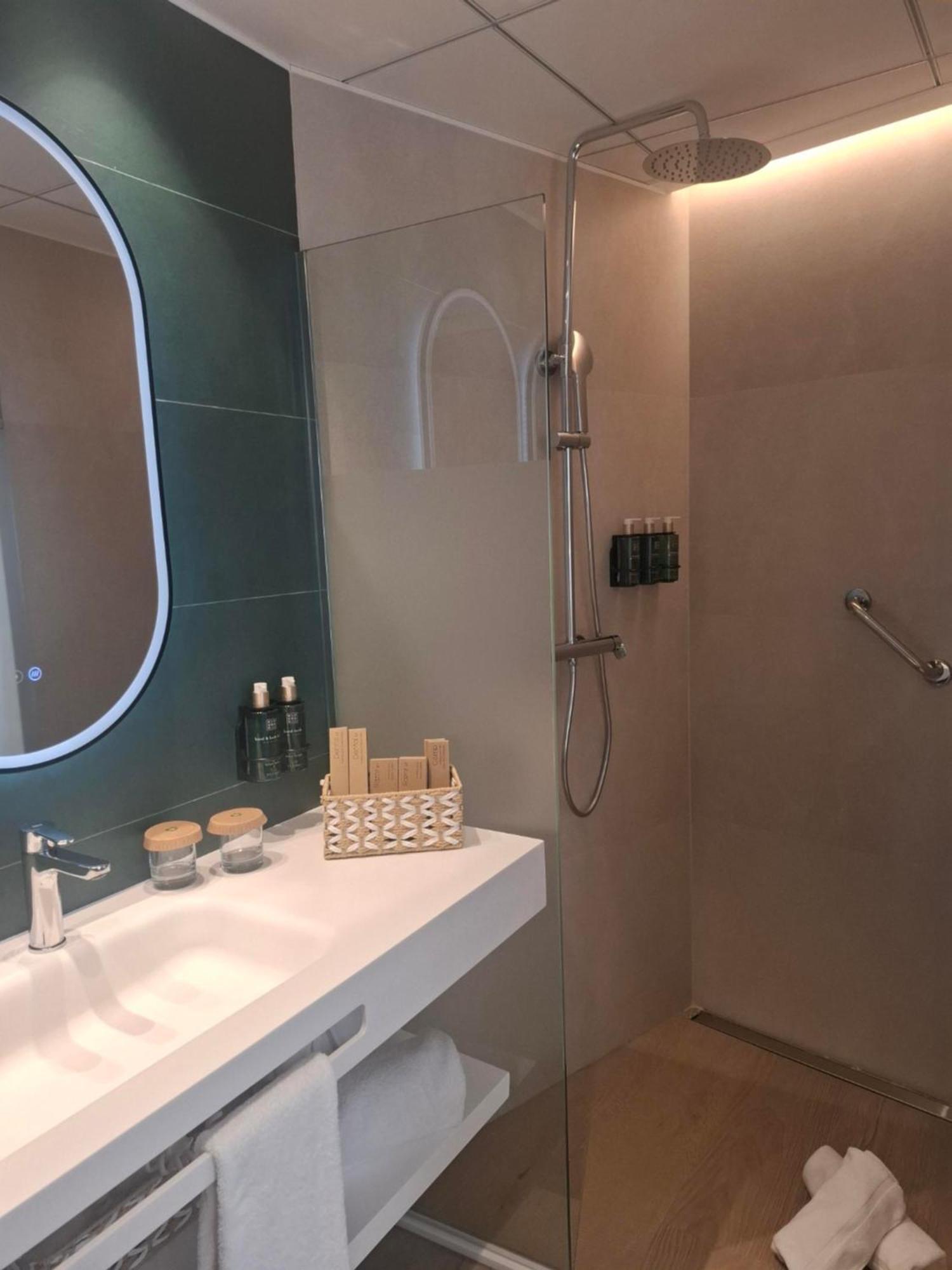 Melia Plaza Hotel 4*