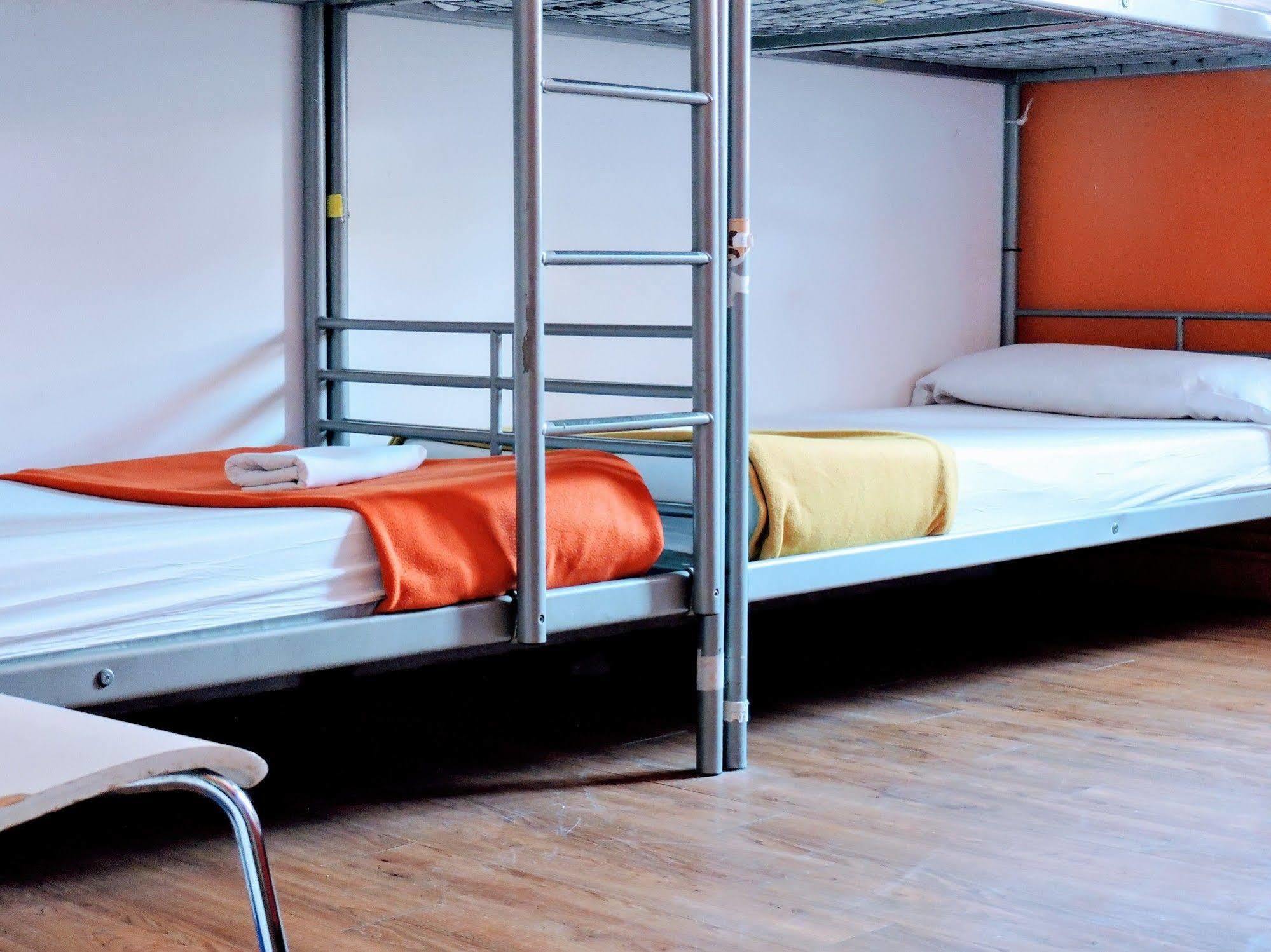 Hostal Feetup Backpackers *