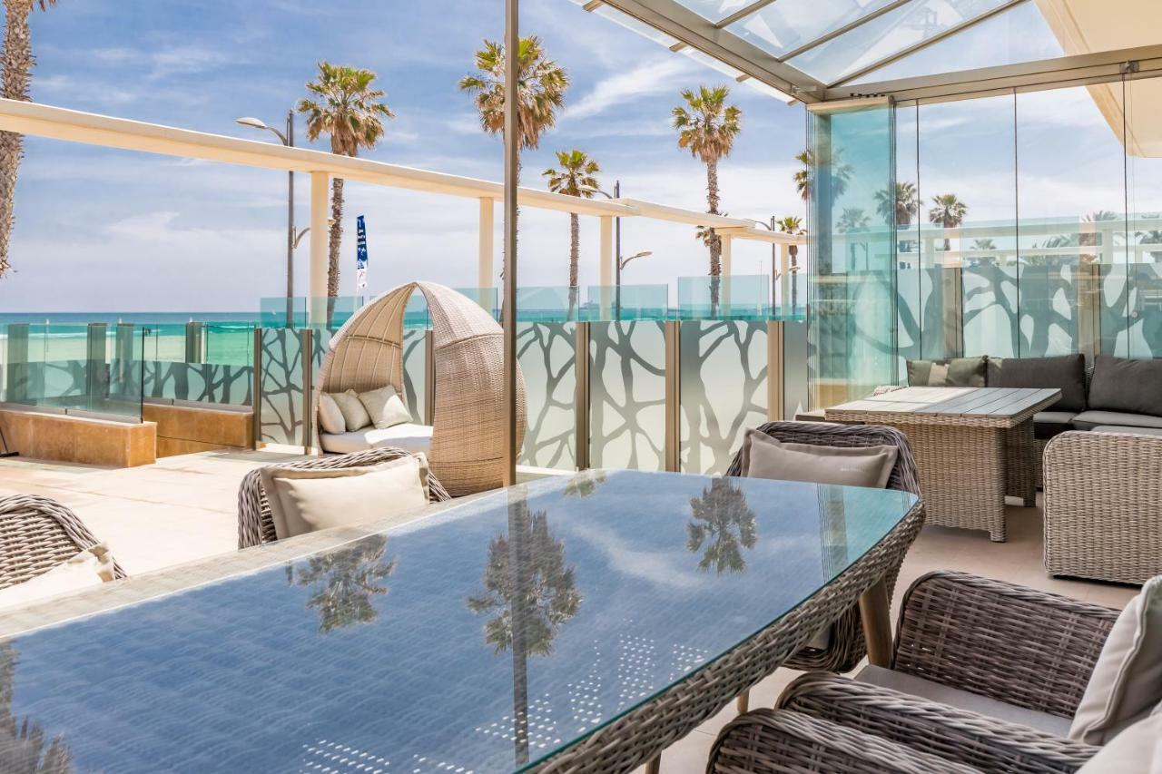 Luxury Front With Pool *
