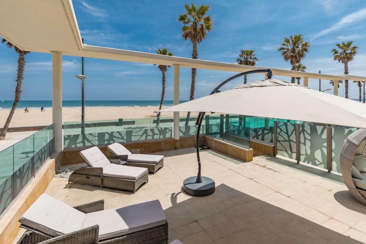 Luxury Front With Pool *