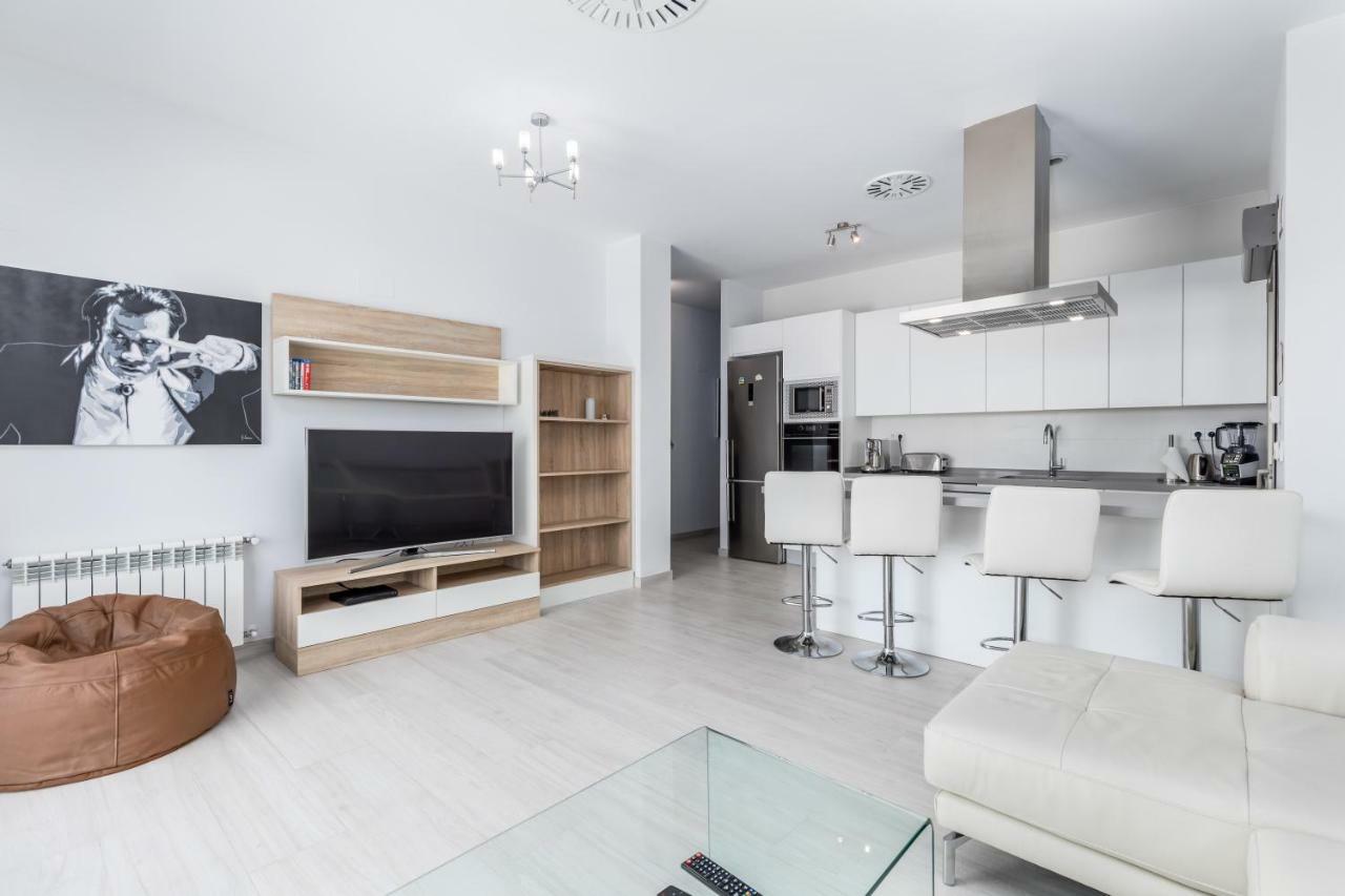Luxury Front With Pool Valencia
