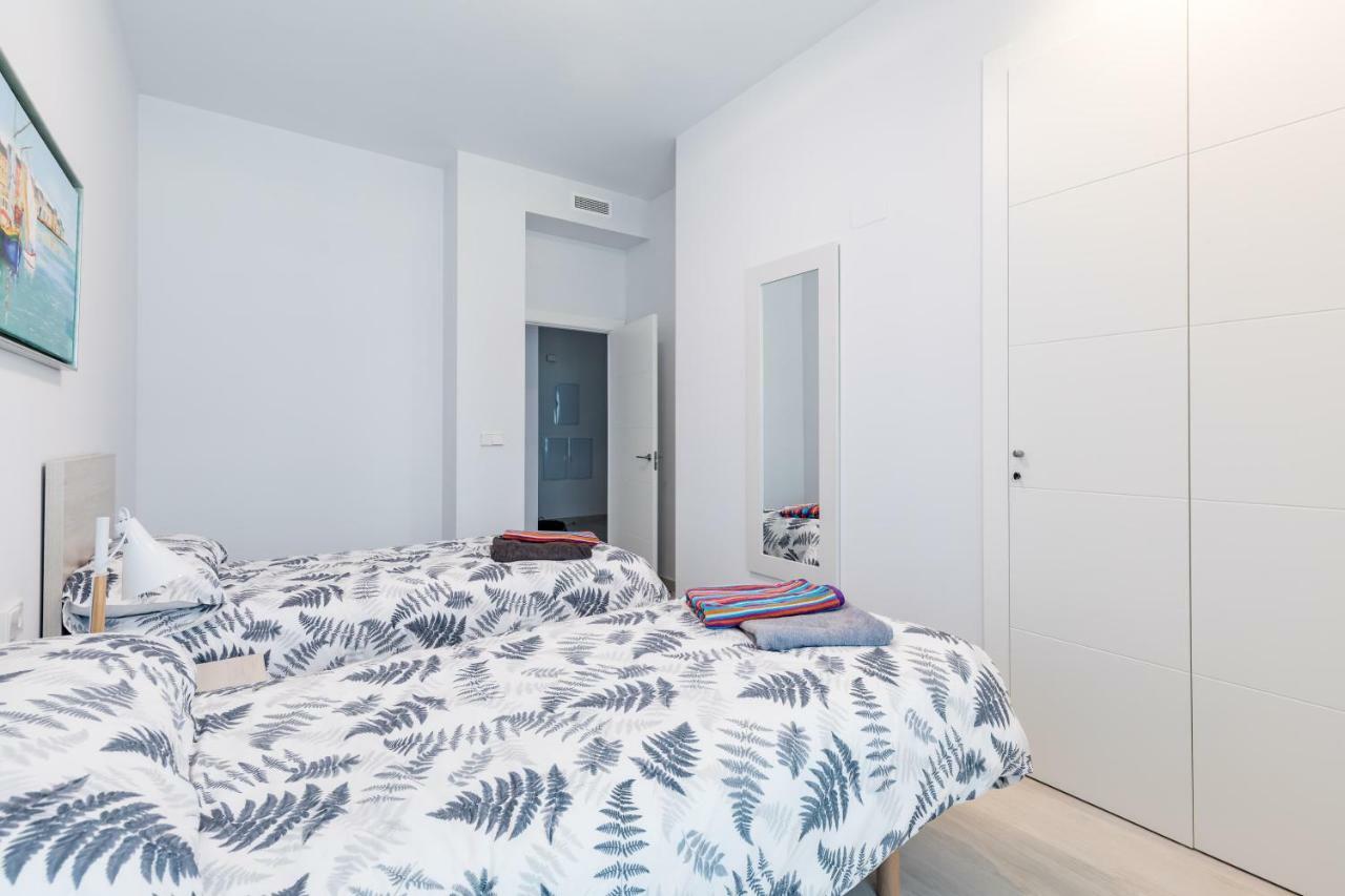 Luxury Front With Pool Valencia