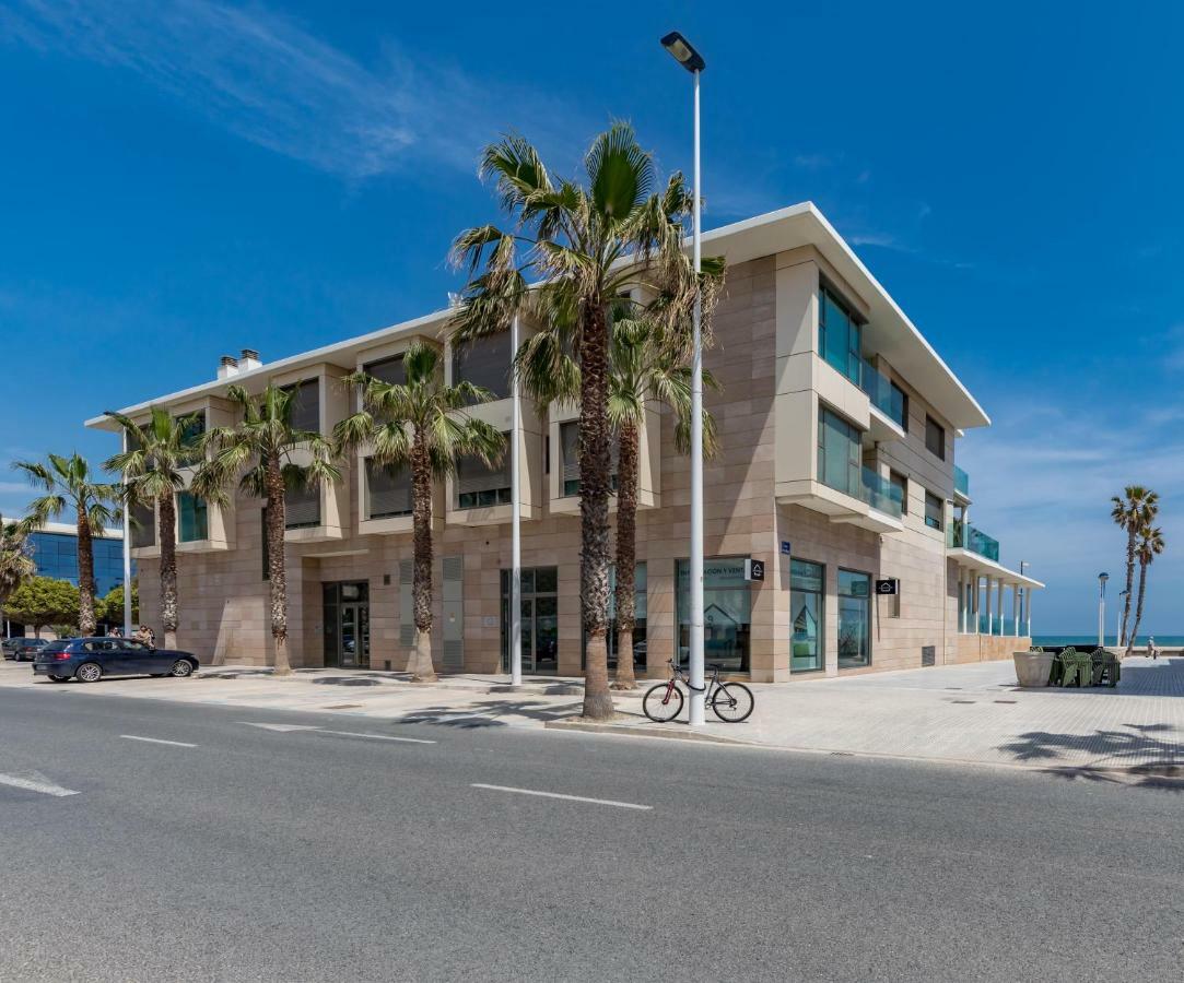 Luxury Front With Pool *