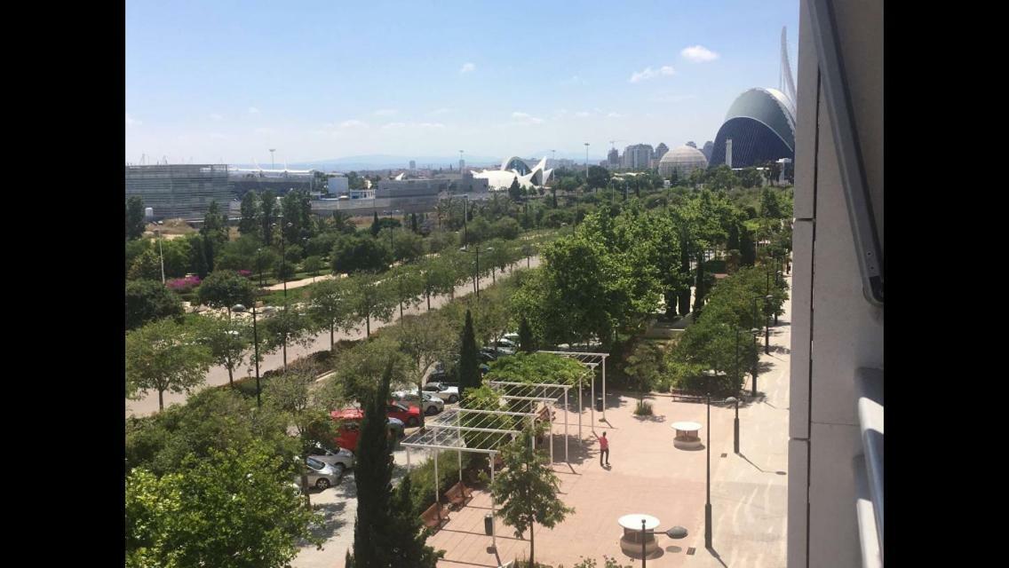 En La Ciudad De Ciencias Y Cerca De La Playa