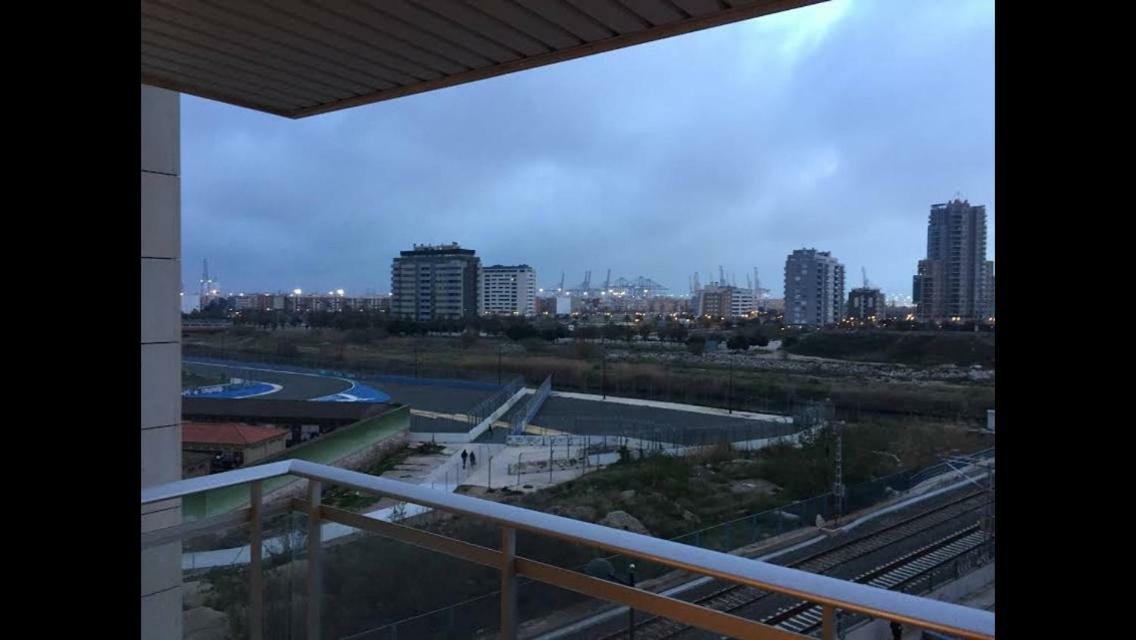 En La Ciudad De Ciencias Y Cerca De La Playa Apartamento *