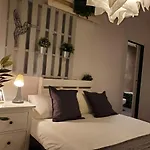 Small And Cozy Rooms - G