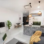 Artistic Digital Retreat-Great Location Near Metro