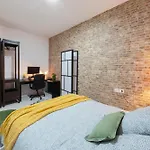 Artistic Digital Retreat-Great Location Near Metro