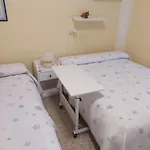 Habitación triple con aire acondicionado, cama de matrimonio y una de cuerpo y medio a kilómetro y pico de la playa