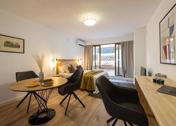 Florit Flats - The Apolo Loft