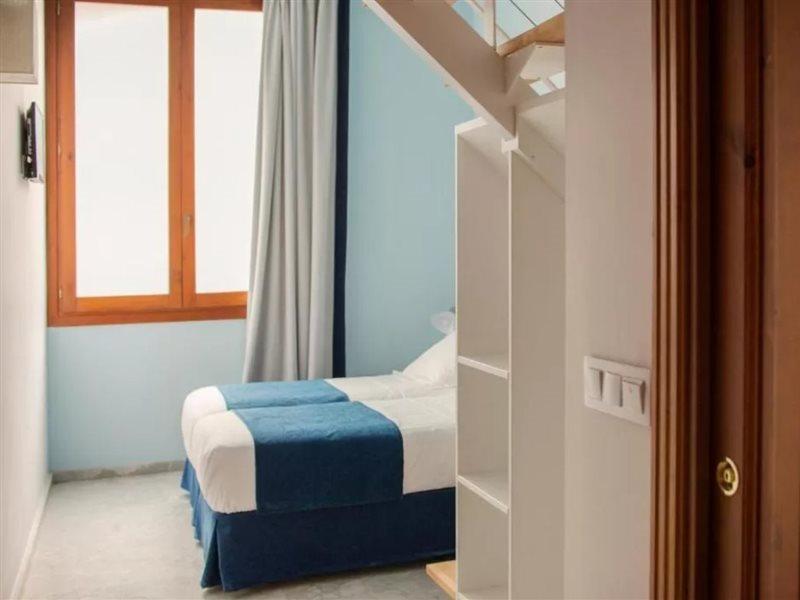 Ad Hoc Carmen Hotel 2*