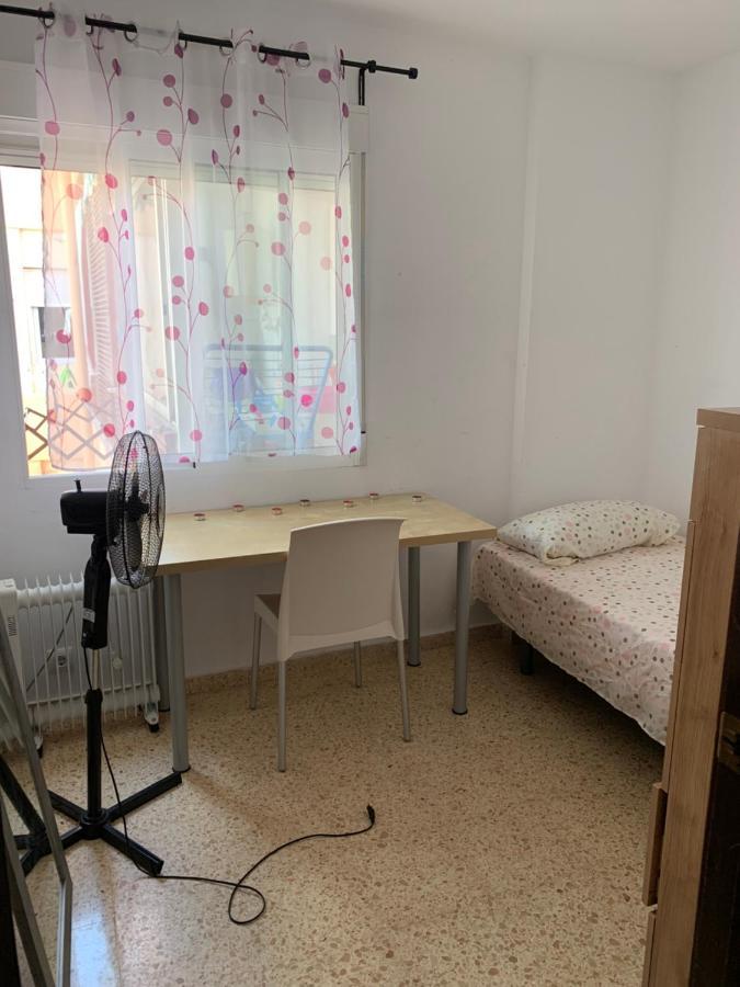 Habitación Con Cama Individual, Piso Compartido En Avenida Blasco Ibáñez *