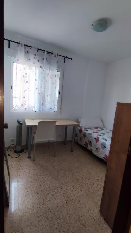 Habitación Con Cama Individual, Piso Compartido En Avenida Blasco Ibáñez *