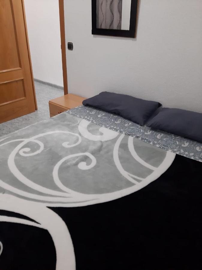 Habitación Grande En Piso Compartido Con 2 Adultos Y 1 Perrito Habitación en casa particular Valencia