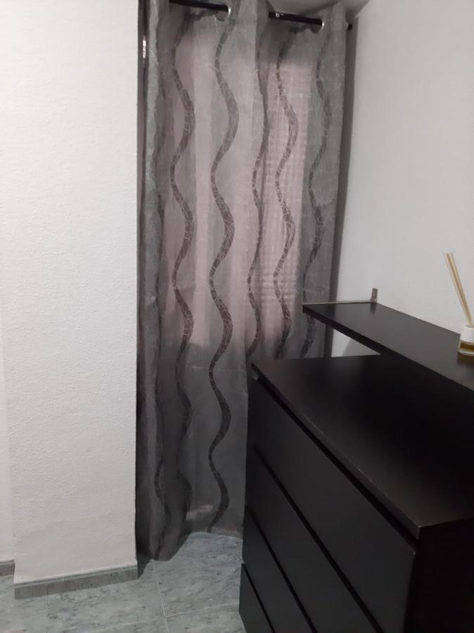 Habitación Grande En Piso Compartido Con 2 Adultos Y 1 Perrito * Valencia
