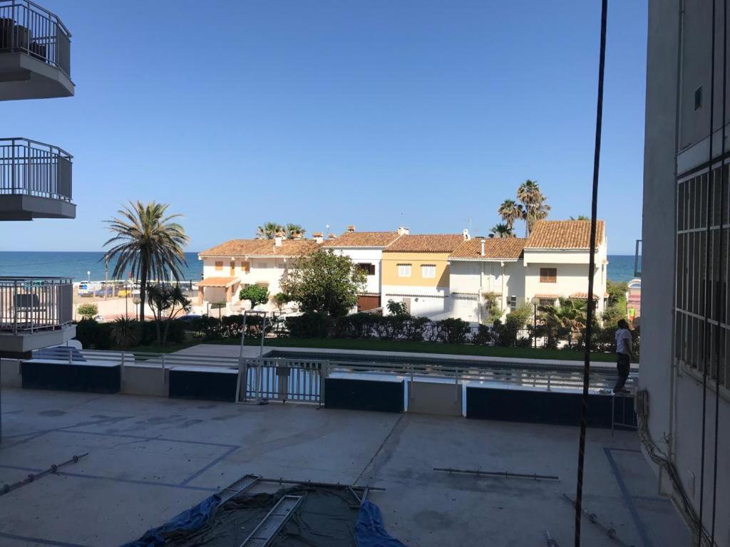 En Complejo Residencial Con Piscina Y Garaje Frente Al Mar *