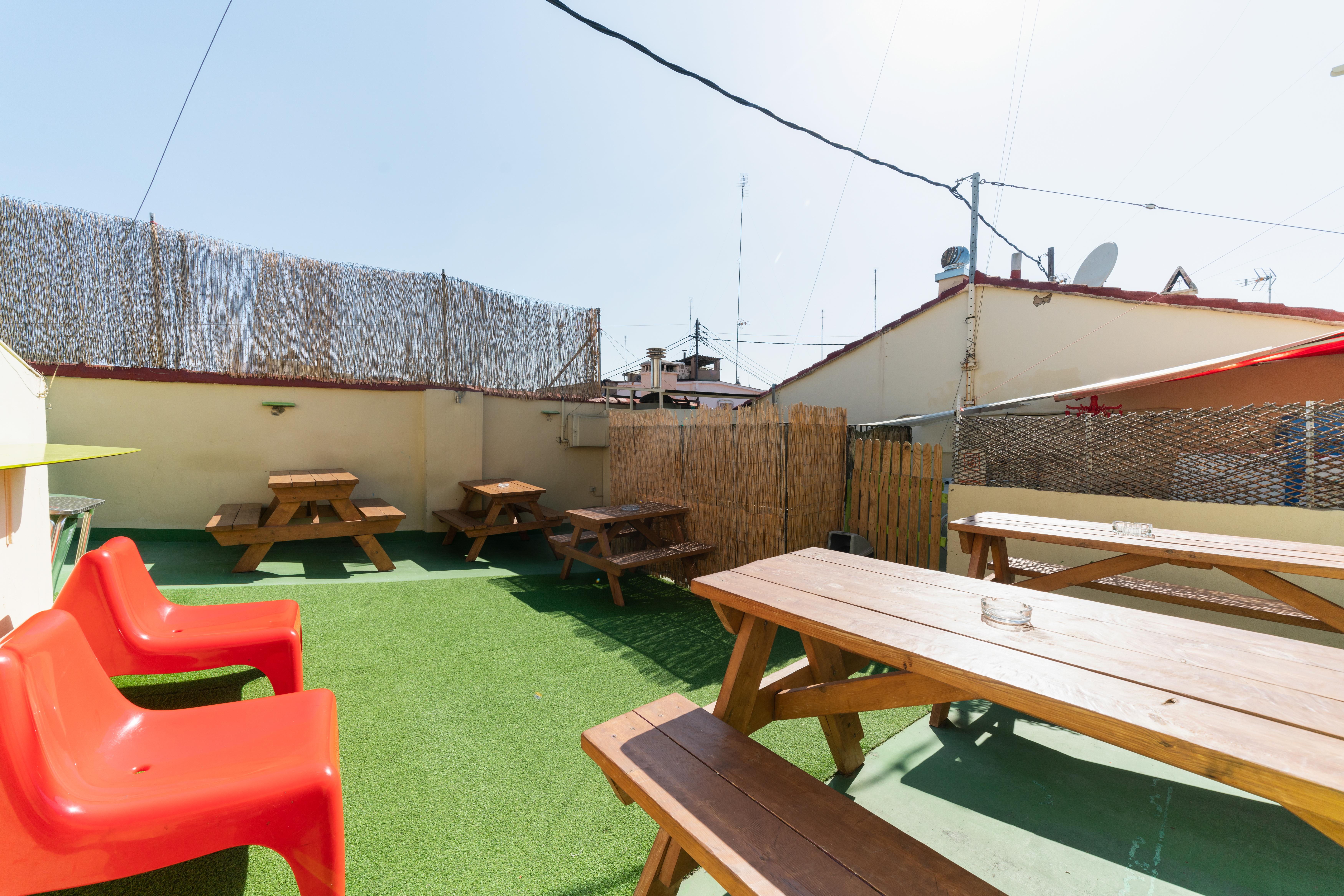 Red Nest Hostal *