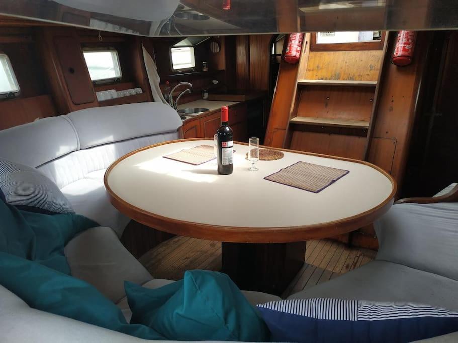 Hotel en barco Velero Unico Donde Relajarte, Parking Gratuito *