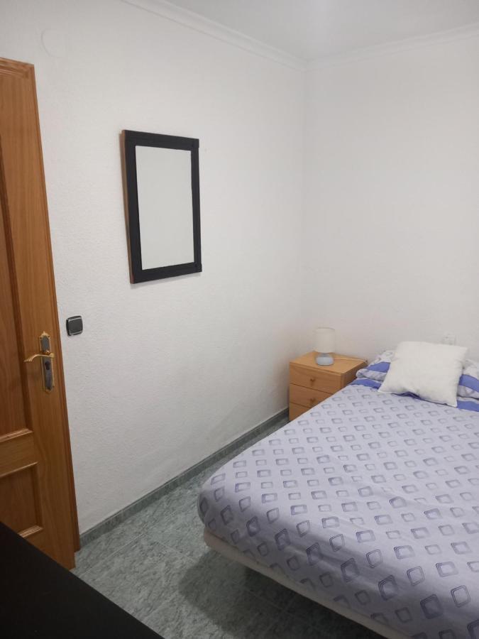 Habitación Grande En Piso Compartido Con 2 Adultos Y 1 Perrito Habitación en casa particular Valencia