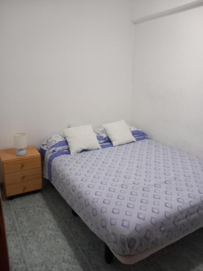 Habitación Grande En Piso Compartido Con 2 Adultos Y 1 Perrito * Valencia