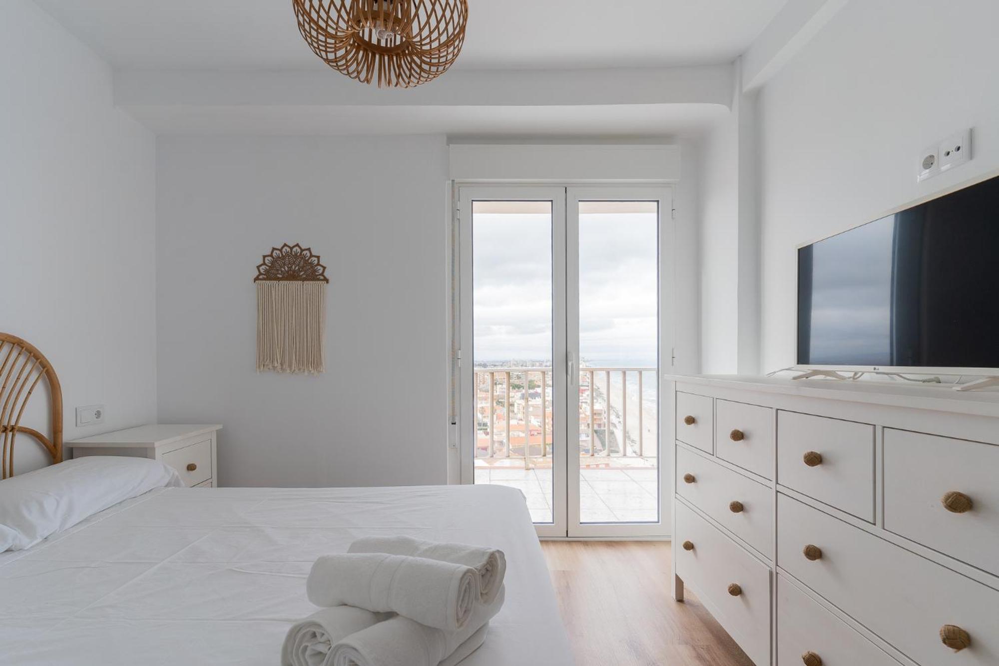Ocean's Whisper: Les Palmeres Seaview Sanctuary Valencia
