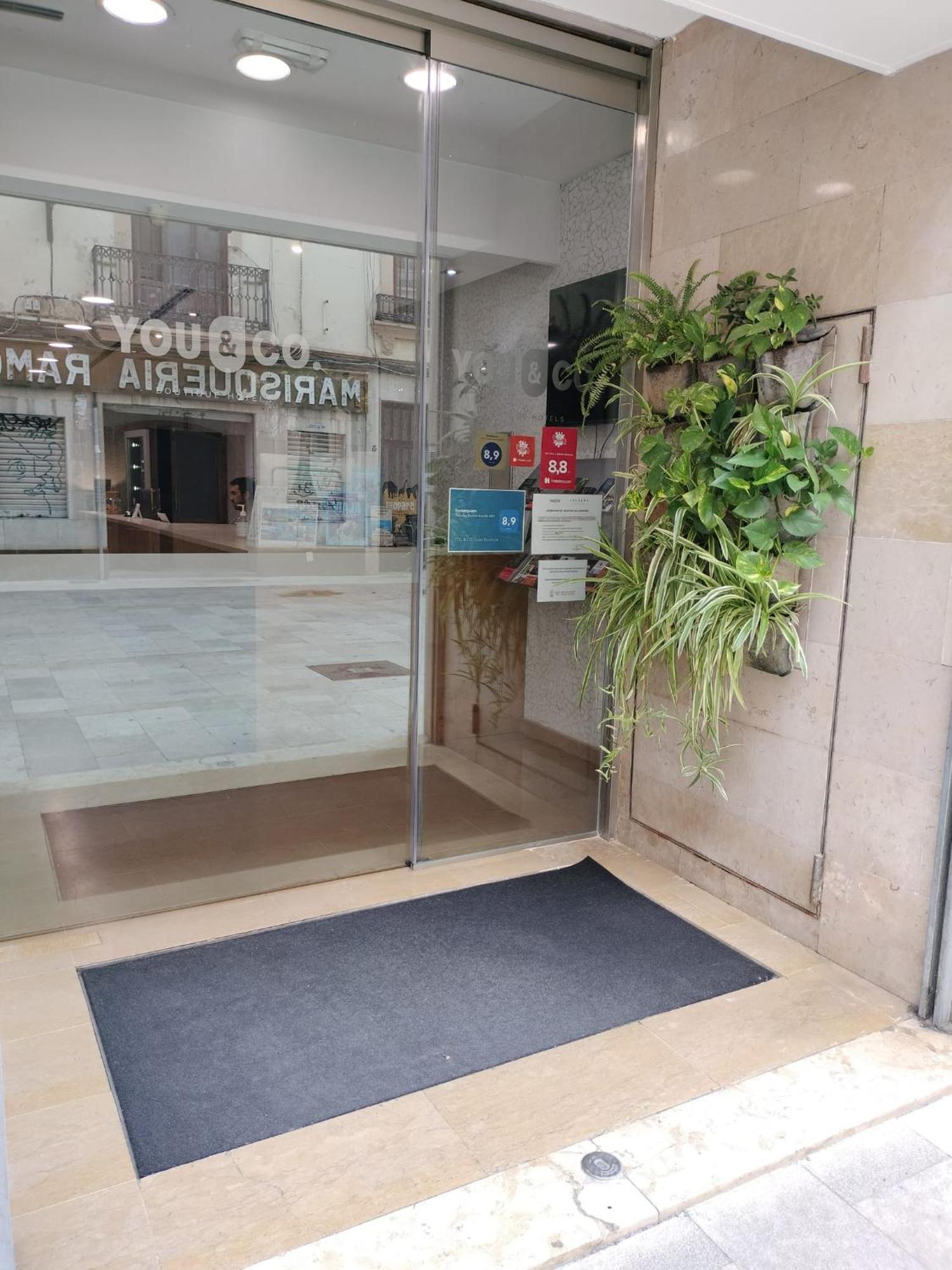 & Co. J. Botanico Boutique 3*