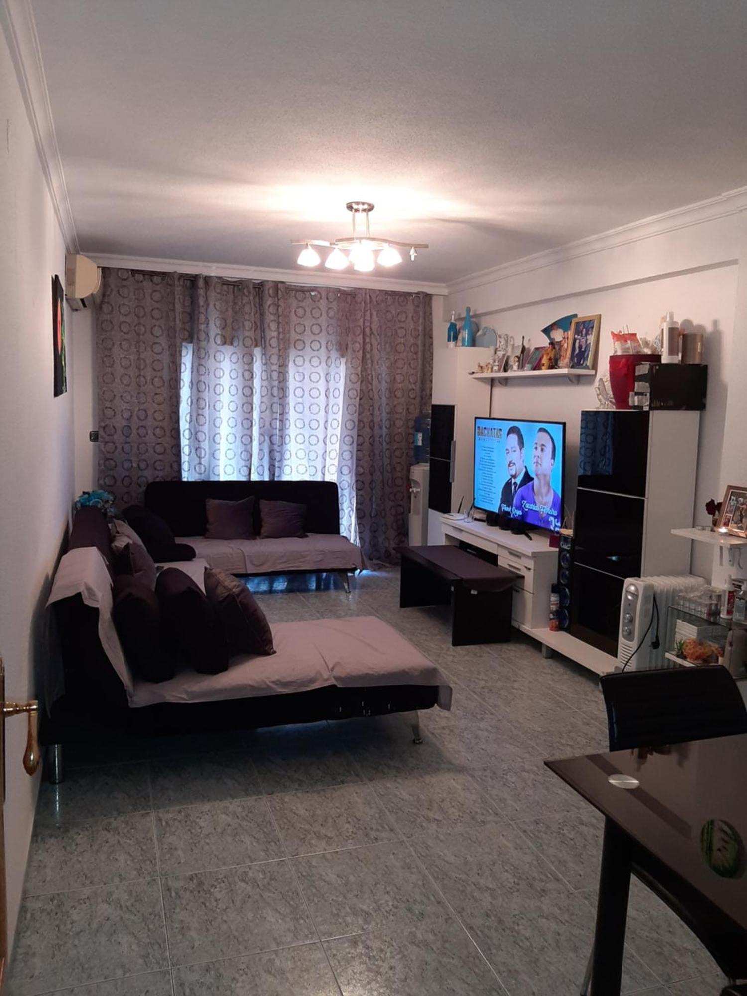 Habitación Grande En Piso Compartido Con 2 Adultos Y 1 Perrito