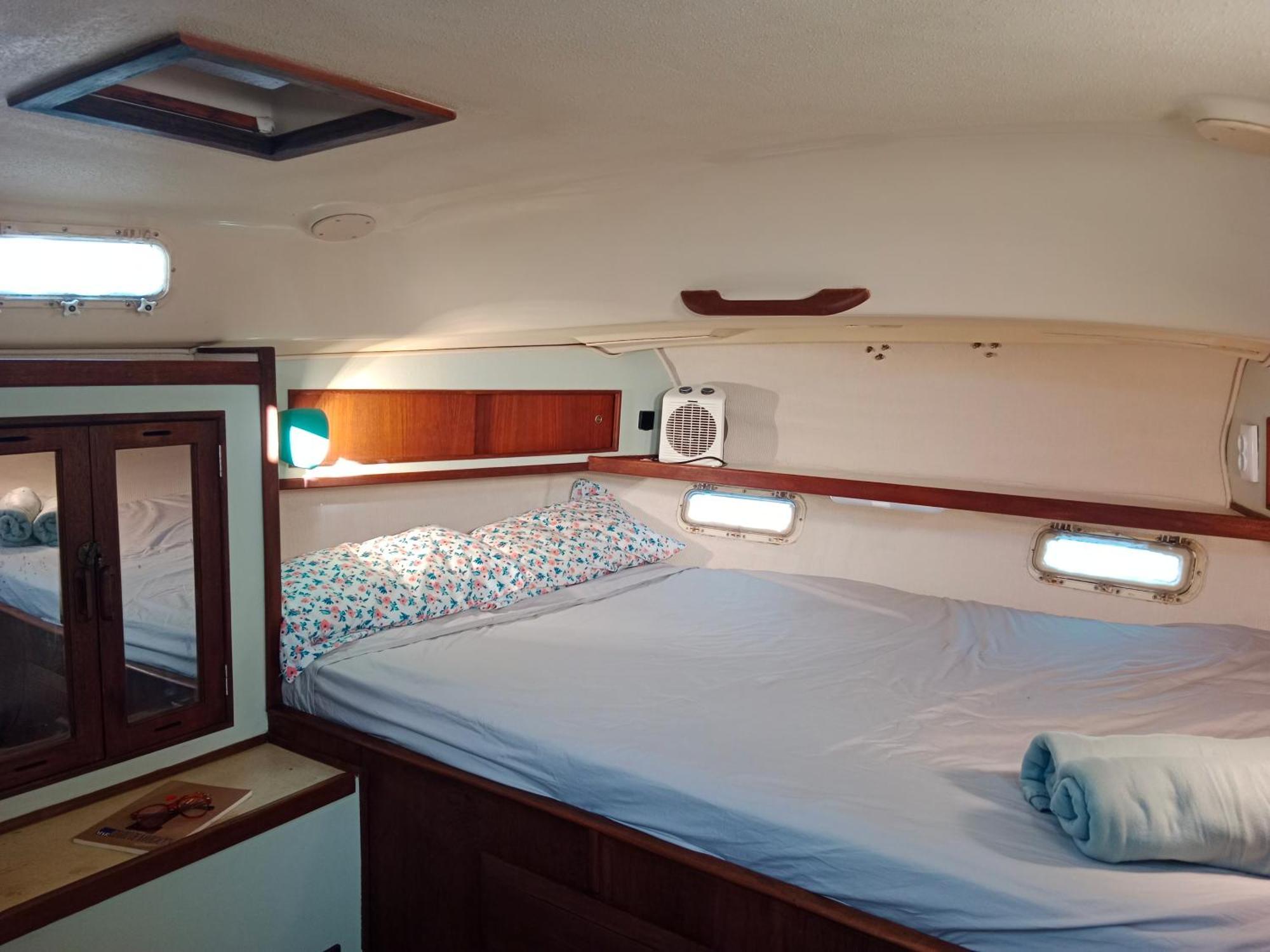 Velero Whimsy Hotel en barco Valencia