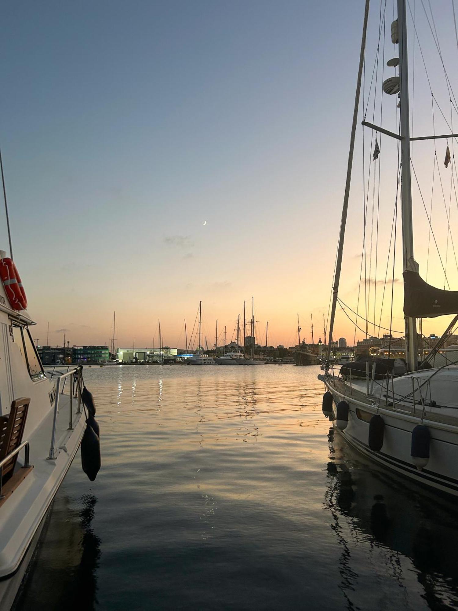 Barco Muy Espacioso Con Dos Terrazas Centro!! Valencia