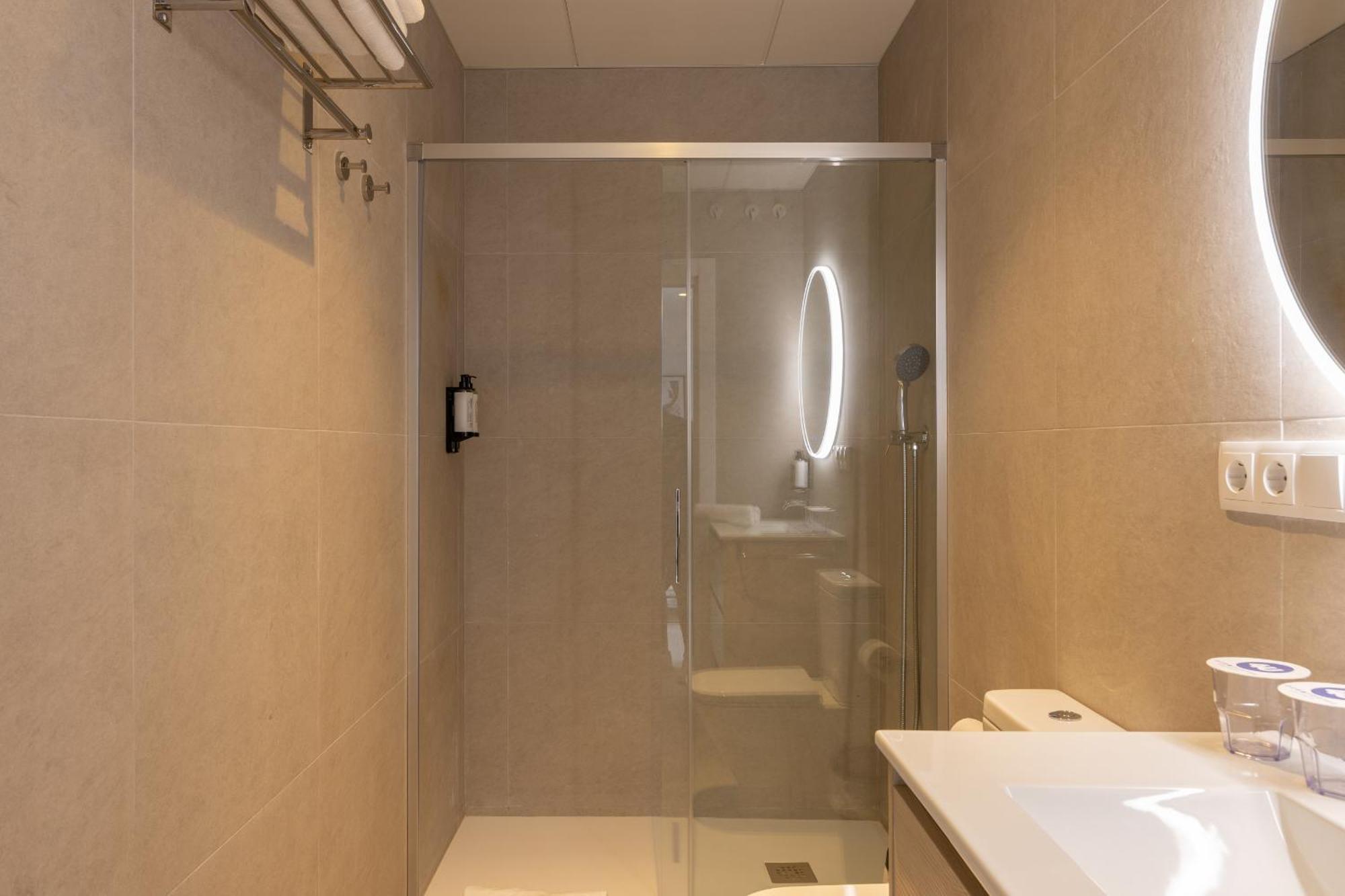 Dorm4you Arena Standar Junior Apartahotel Valencia