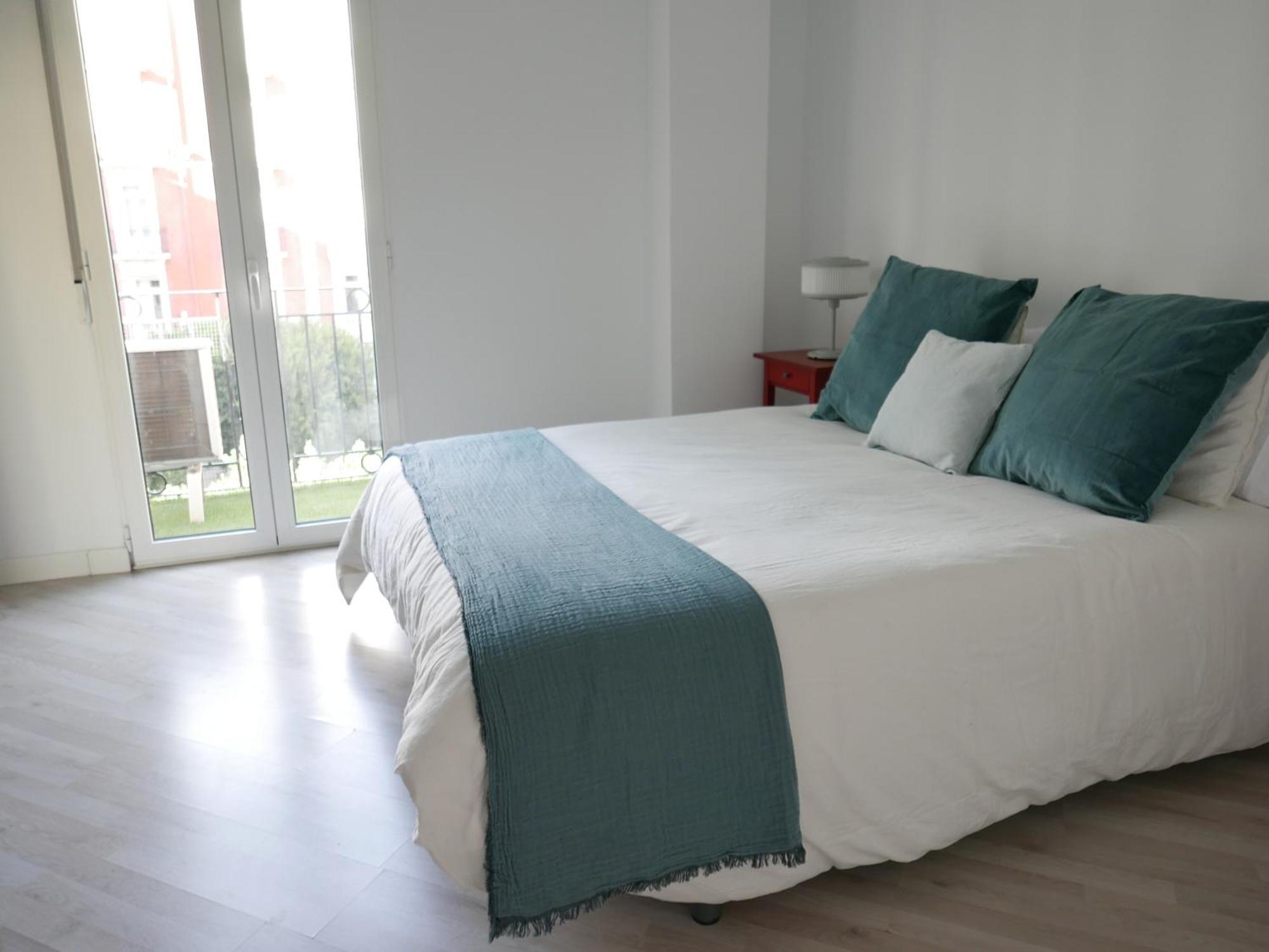 Familias Y Grupos Muy Grande En El Centro De Apartamento *