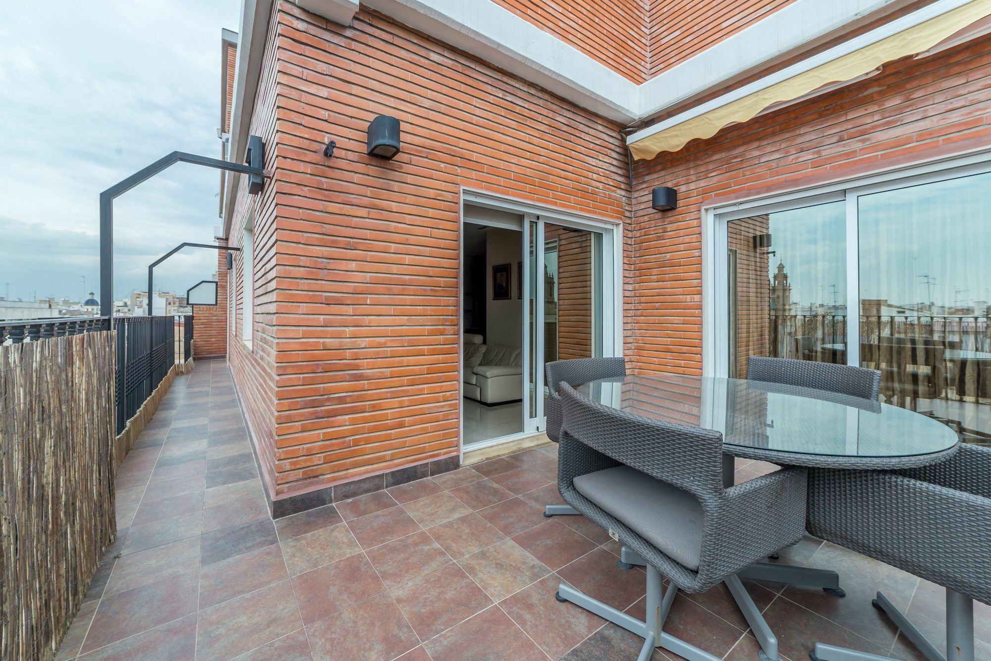 Travel Habitat ático Ciutat Vella. Apartamento *