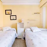 Habitación triple con aire acondicionado, cama de matrimonio y una de cuerpo y medio a kilómetro y pico de la playa