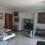 Habitación triple con aire acondicionado, cama de matrimonio y una de cuerpo y medio a kilómetro y pico de la playa