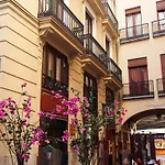 SingularStays Plaza Redonda