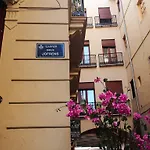 SingularStays Plaza Redonda
