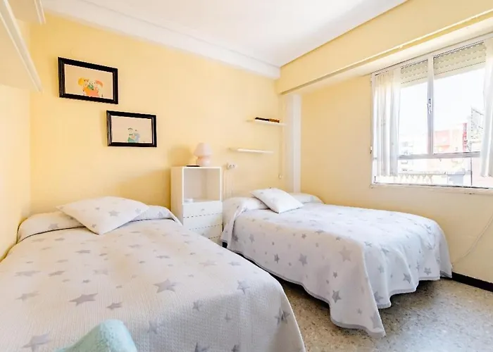 Habitación triple con aire acondicionado, cama de matrimonio y una de cuerpo y medio a kilómetro y pico de la playa
