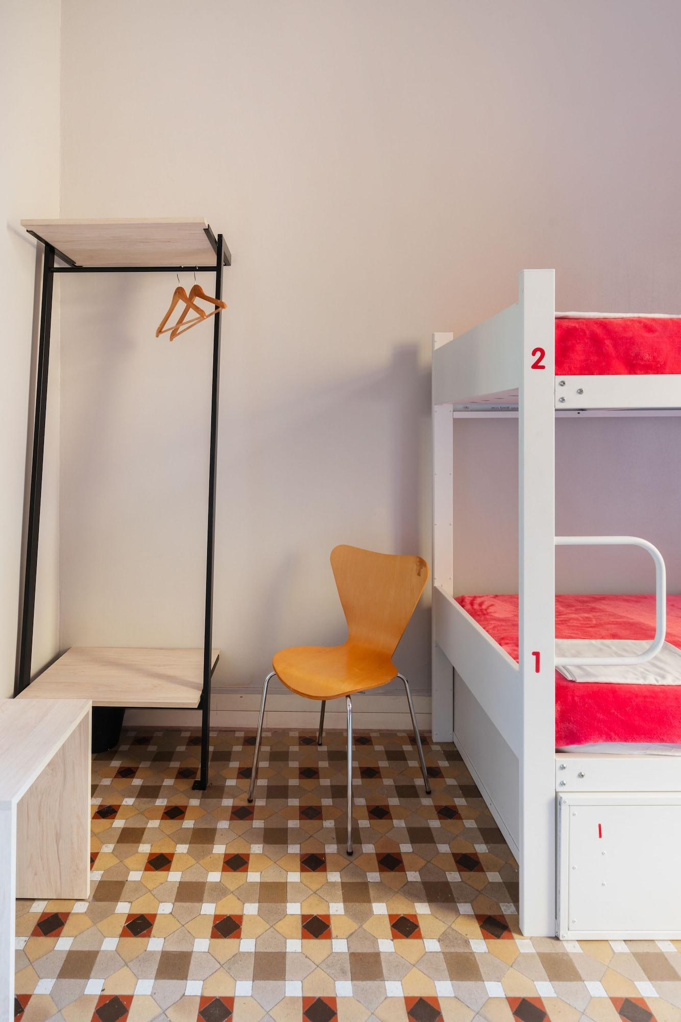 Red Nest Hostal *