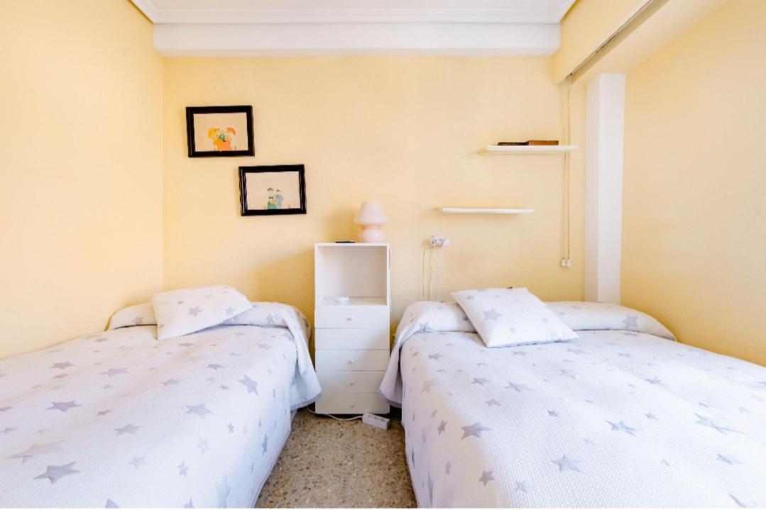Habitación Triple Con Aire Acondicionado, Cama De Matrimonio Y De Cuerpo Y Medio A Kilómetro Y Pico De La Playa Habitación en casa particular *