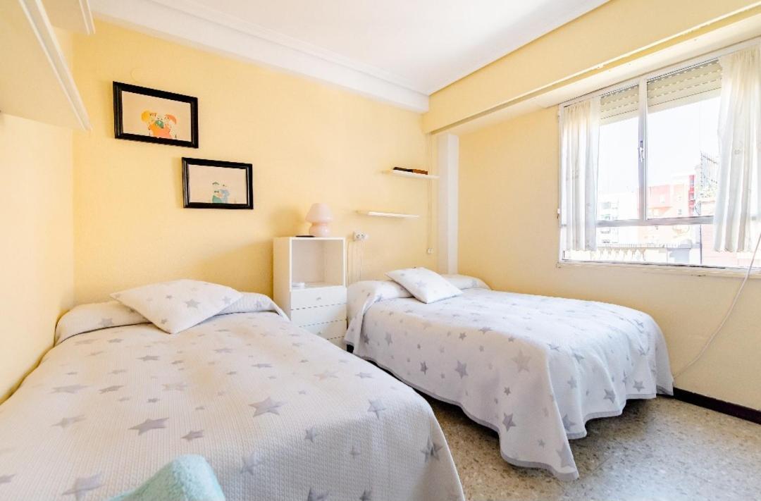 Habitación en casa particular Habitación Triple Con Aire Acondicionado, Cama De Matrimonio Y De Cuerpo Y Medio A Kilómetro Y Pico De La Playa Valencia